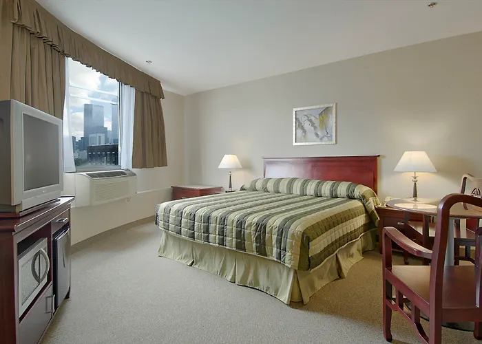 Super 8 By Wyndham Downtown Toronto Hotel