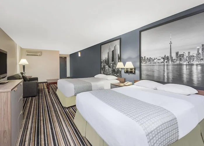 Super 8 By Wyndham Downtown Toronto Hotel